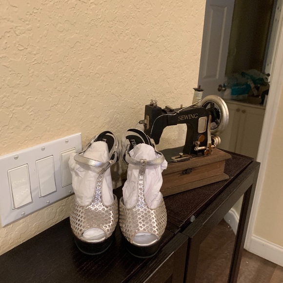 Authentic Fendi silver platform sandal size 36.5 - Picture 6 of 8